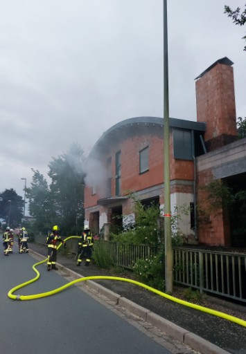 Ein Geb�ude, bei dem aus einem Fenster Rauch dringt
